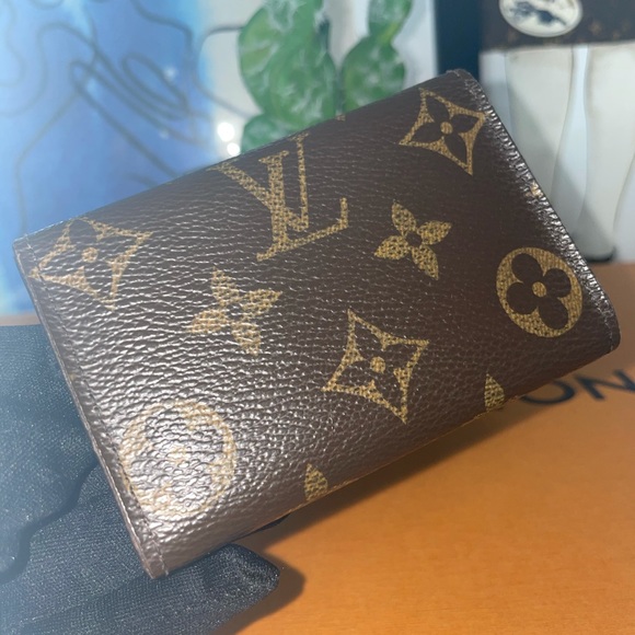 Louis Vuitton 6 key holder - Picture 12 of 13